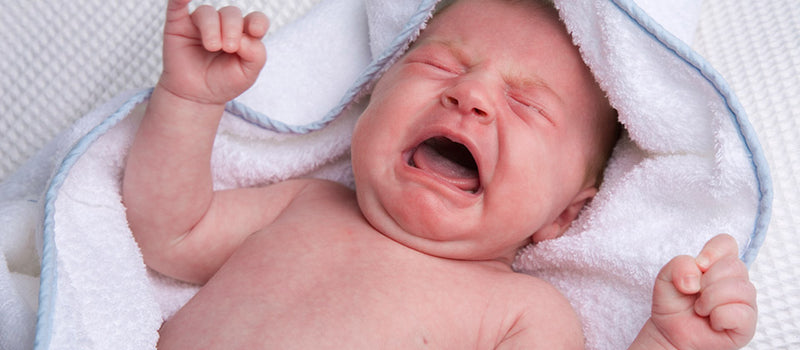 Bébé ne dort que dans les bras : pourquoi, et comment souffler un peu